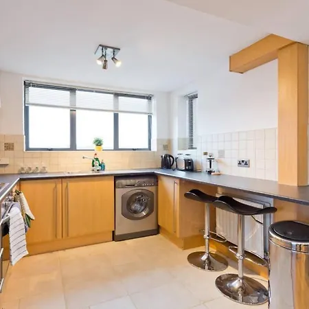 Spacious*bright*convenient*3bed Apt*to*oconnell St *